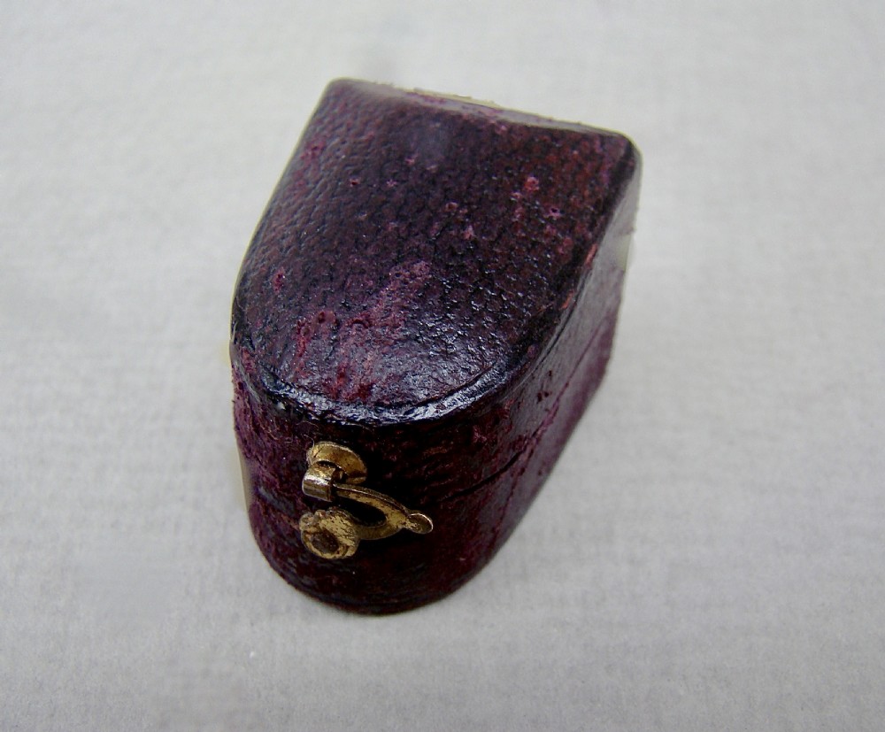 RARE CASED SILVER & AGATE THIMBLE BY CHARLES HORNER, CHESTER 1911 View V