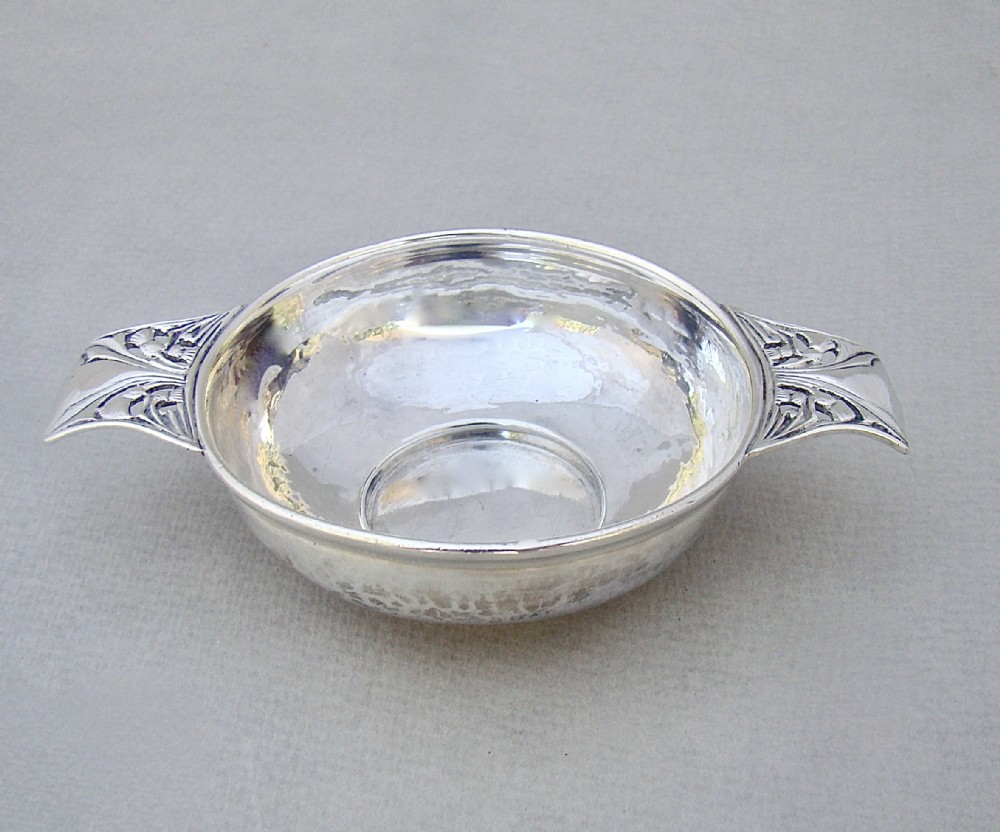 VERY RARE ARTS & CRAFT SILVER QUAICH BY WILLIAM HUTTON FOR LAWRENCE CONNELL, LONDON 1902