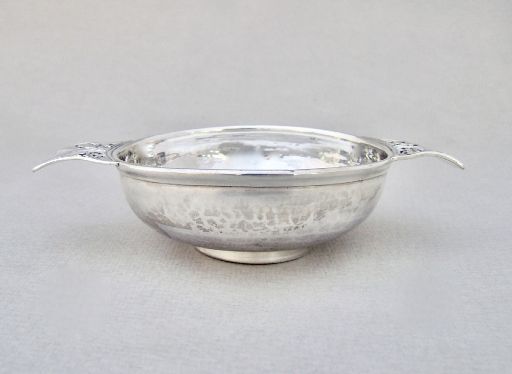 VERY RARE ARTS & CRAFT SILVER QUAICH BY WILLIAM HUTTON FOR LAWRENCE CONNELL, LONDON 1902 View V