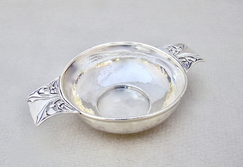 VERY RARE ARTS & CRAFT SILVER QUAICH BY WILLIAM HUTTON FOR LAWRENCE CONNELL, LONDON 1902 View II