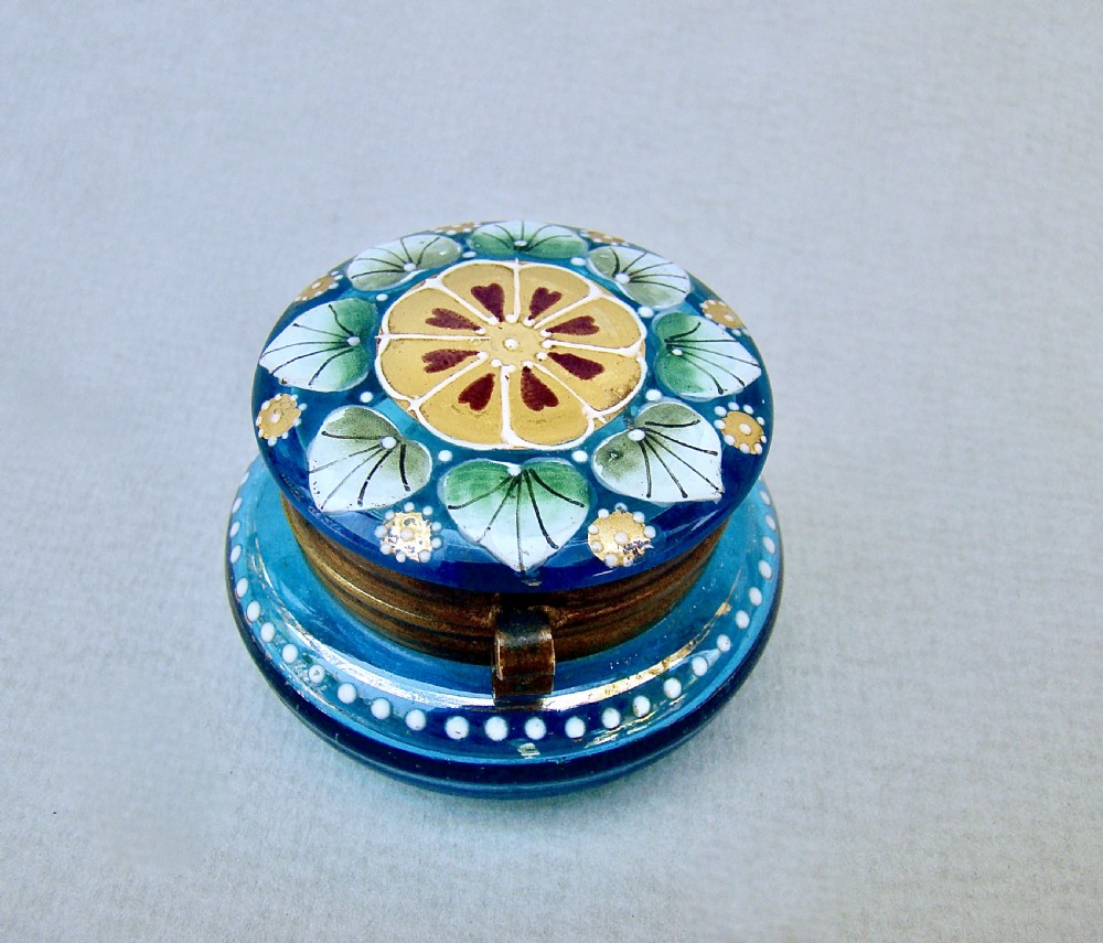 DELIGHTFUL FRENCH TURQUOISE GLASS ENAMELLED TRINKET BOX, CIRCA 1890 View VI
