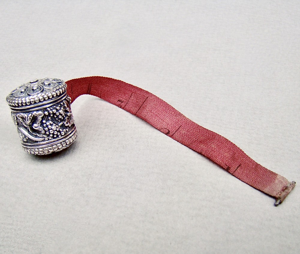DELIGHTFUL GEORGIAN SILVER DRUM-SHAPED TAPE MEASURE, CIRCA 1820 View V