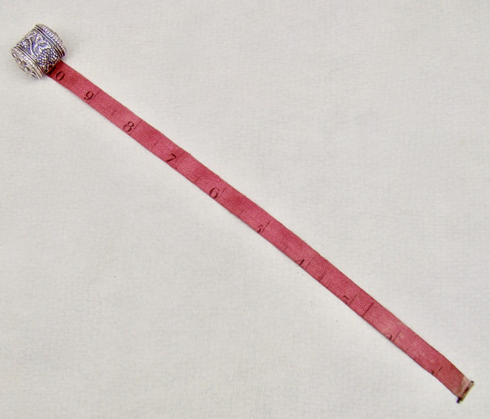 DELIGHTFUL GEORGIAN SILVER DRUM-SHAPED TAPE MEASURE, CIRCA 1820