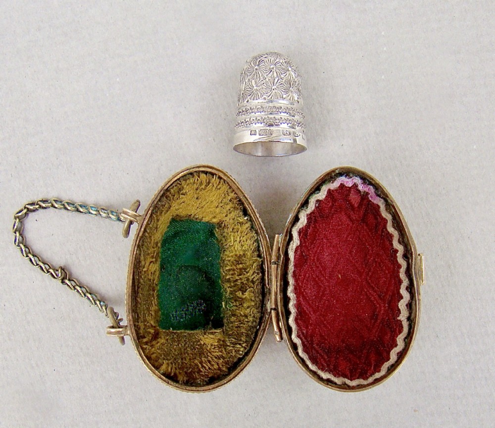 EXQUISITE VICTORIAN CHARLES HORNER SILVER THIMBLE CASED IN ORMULU CHATELAINE EGG-SHAPED HOLDER
