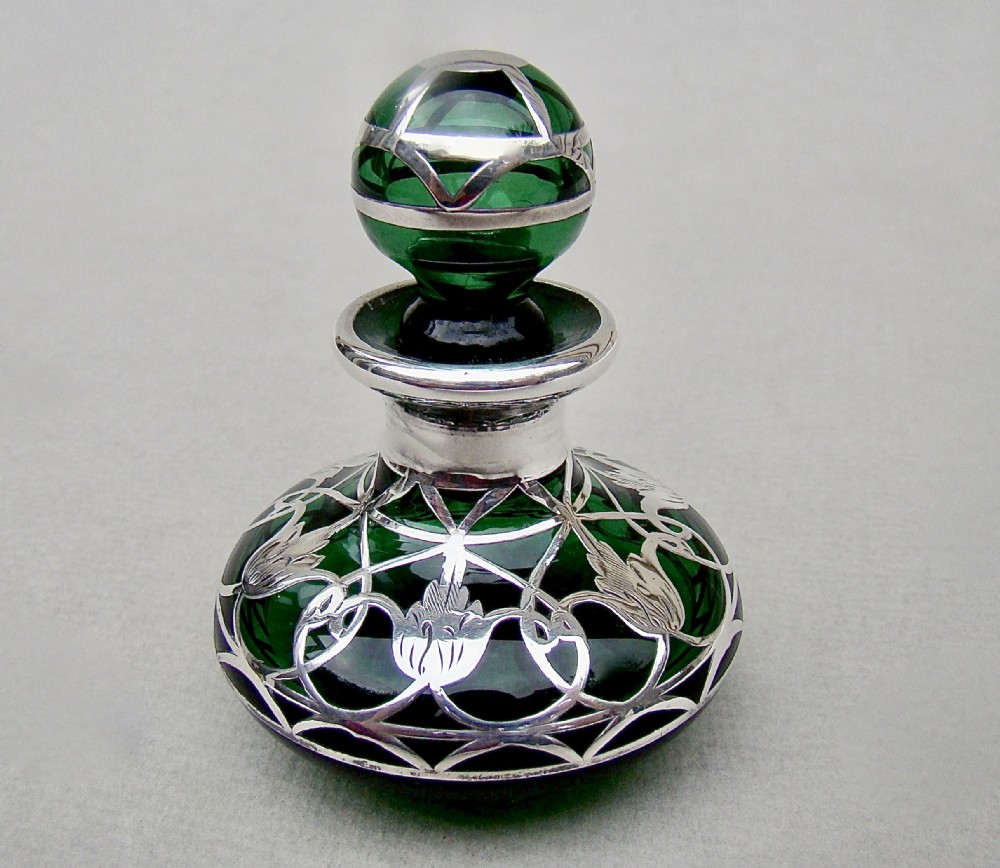FABULOUS ART NOUVEAU OVERLAY STERLING SILVER & BRISTOL GREEN GLASS SCENT BOTTLE, CIRCA 1900
