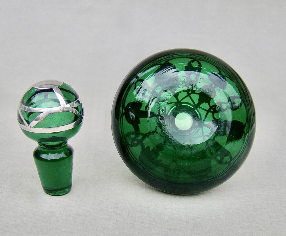 FABULOUS ART NOUVEAU OVERLAY STERLING SILVER & BRISTOL GREEN GLASS SCENT BOTTLE, CIRCA 1900 View V