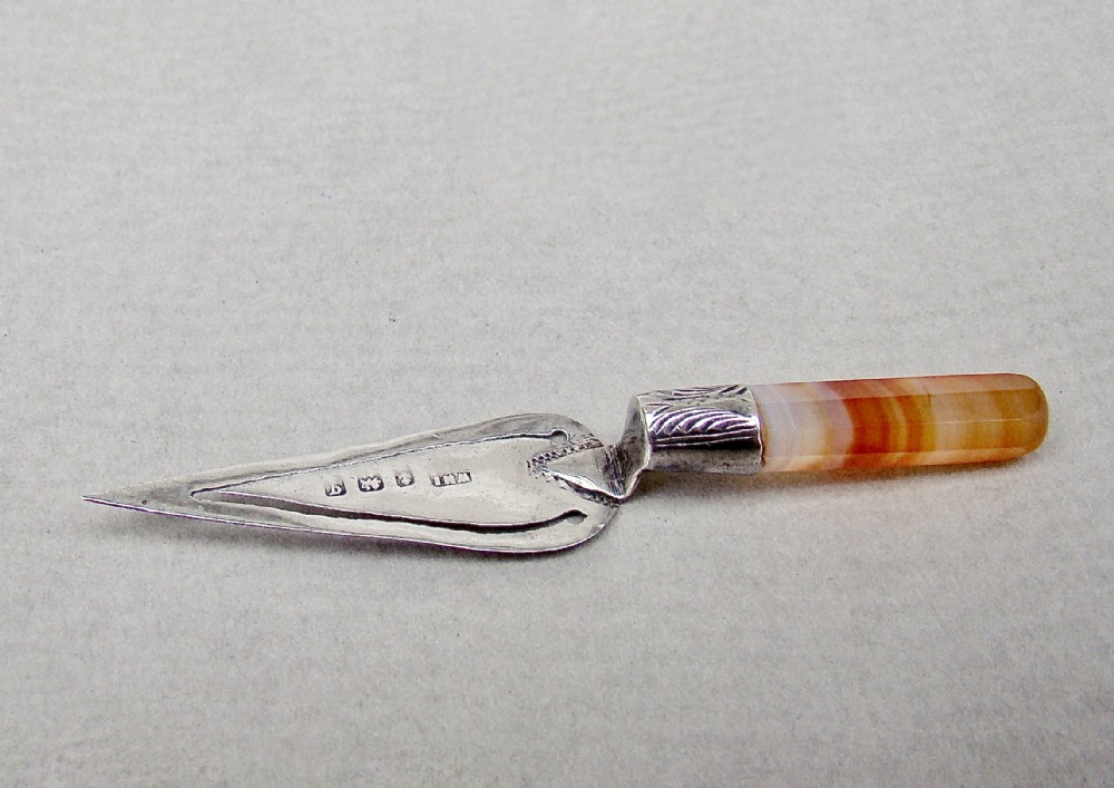 DELIGHTFUL GEORGE V SILVER AND BANDED AGATE TROWEL BOOKMARK BY WILLIAM HENRY LEATHER, BIRMINGHAM 1915 