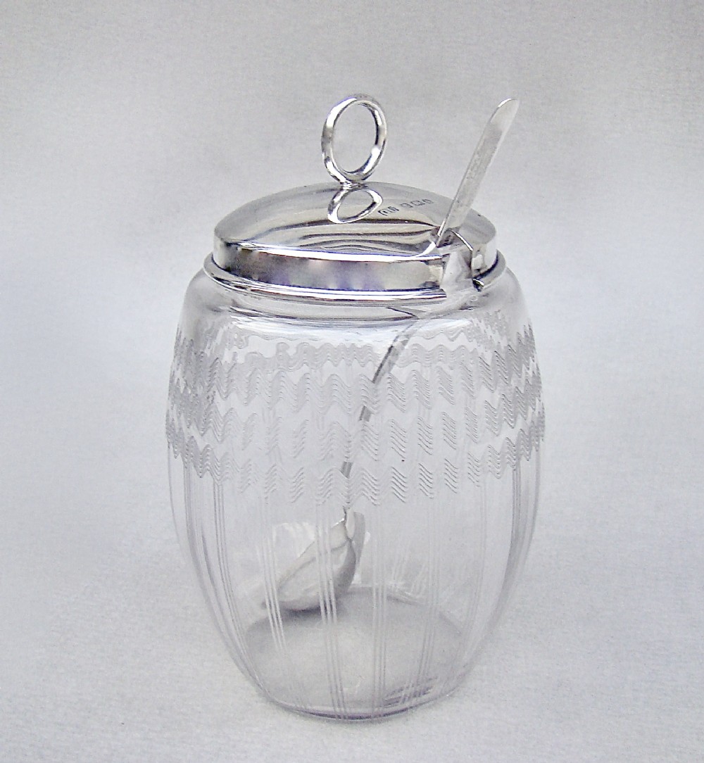 DELIGHTFUL GEORGE V SILVER MOUNTED PRESERVE JAR & SPOONS BY GEORGE UNITE, BIRMINGHAM 1920