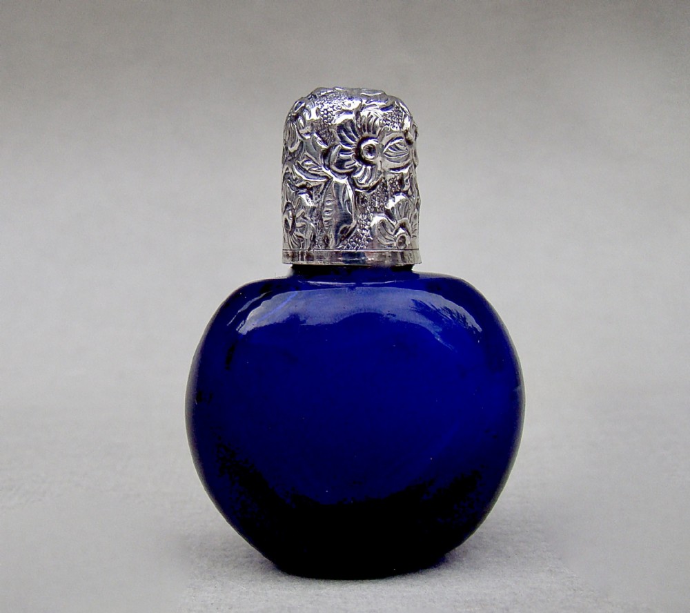 SMALL AND EXQUISITE VICTORIAN SILVER AND BRISTOL BLUE GLASS SCENT BOTTLE, CIRCA 1890