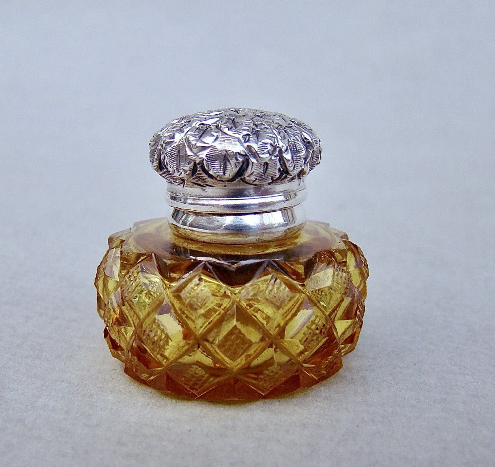 RARE VICTORIAN SILVER MOUNTED AMBER GLASS VINAIGRETTE, CIRCA 1880