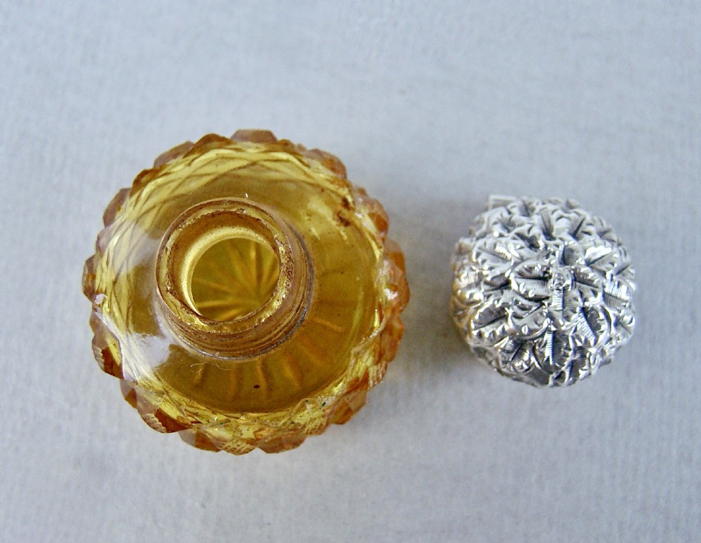 RARE VICTORIAN SILVER MOUNTED AMBER GLASS VINAIGRETTE, CIRCA 1880 View V