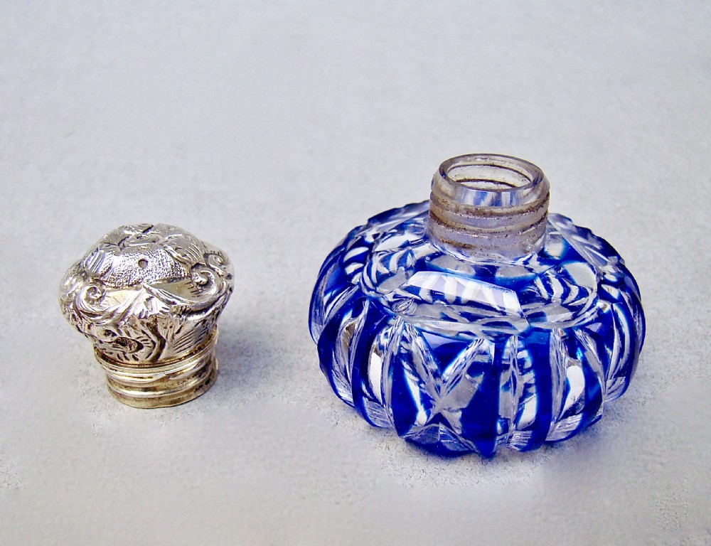FABULOUS VICTORIAN SILVER MOUNTED BRISTOL BLUE GLASS VINAIGRETTE, CIRCA 1890 View IV