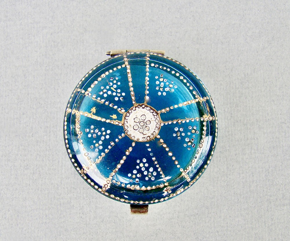 DELIGHTFUL FRENCH TURQUOISE GLASS ENAMELLED TRINKET BOX, CIRCA 1890 View II