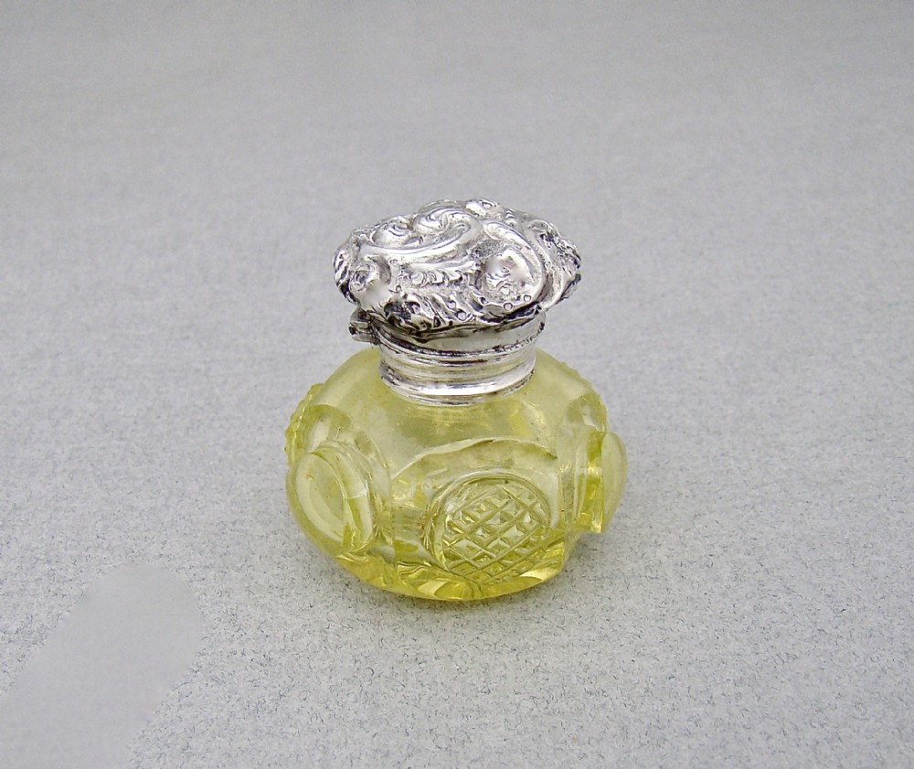 RARE VICTORIAN SILVER MOUNTED URANIUM YELLOW GLASS VINAIGRETTE, CIRCA 1880
