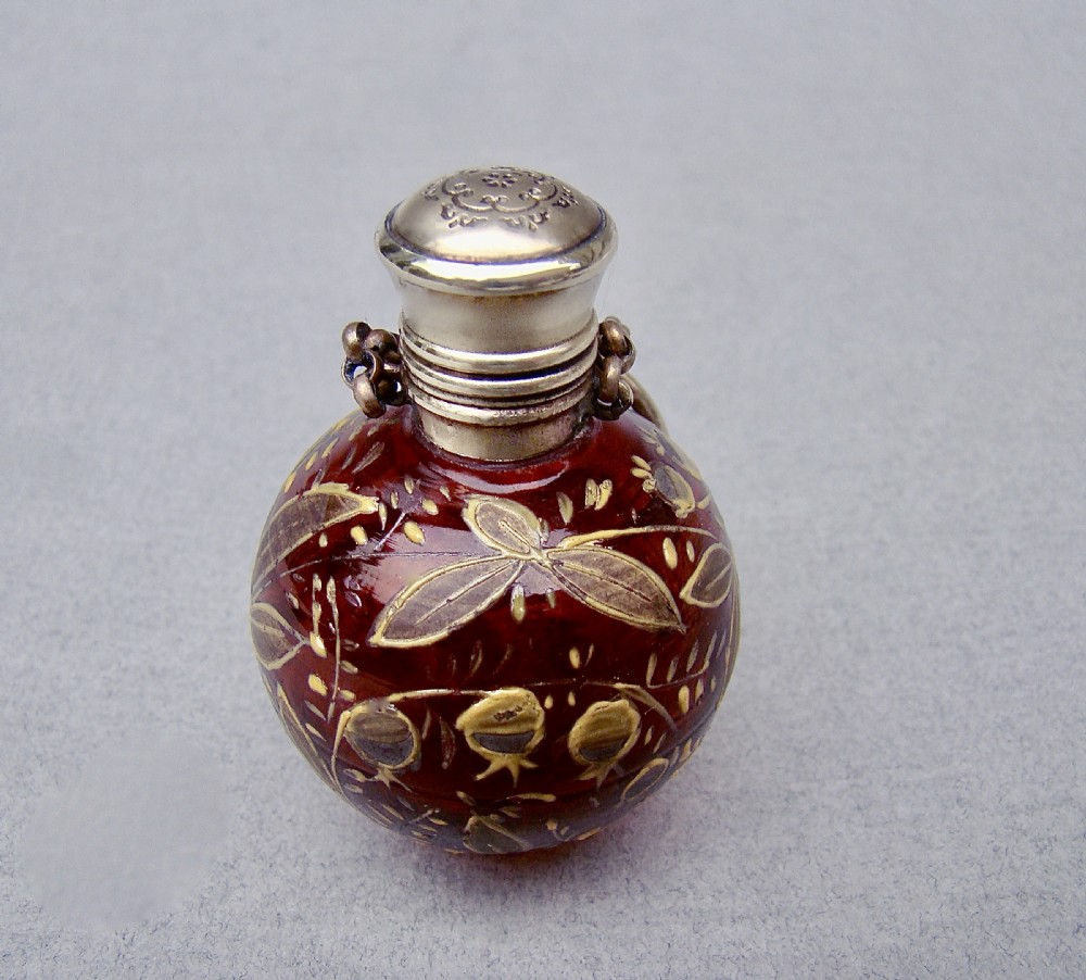 CHARMING 19TH. C FRENCH MOSER GLASS CHATELAINE SCENT BOTTLE, CIRCA 1890 View III