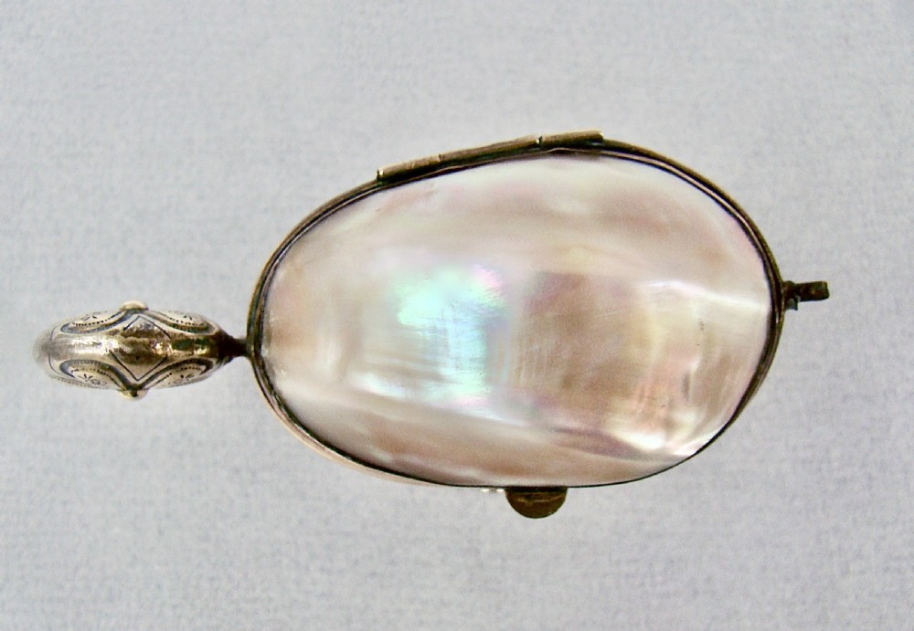 EXQUISITE FRENCH PALAIS ROYAL MOTHER OF PEARL THIMBLE HOLDER, CIRCA 1880 View VI