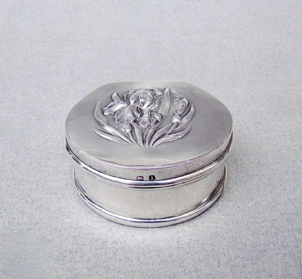 ART NOUVEAU SILVER PILL BOX BY HENRY MATTHEWS, BIRMINGHAM 1909
