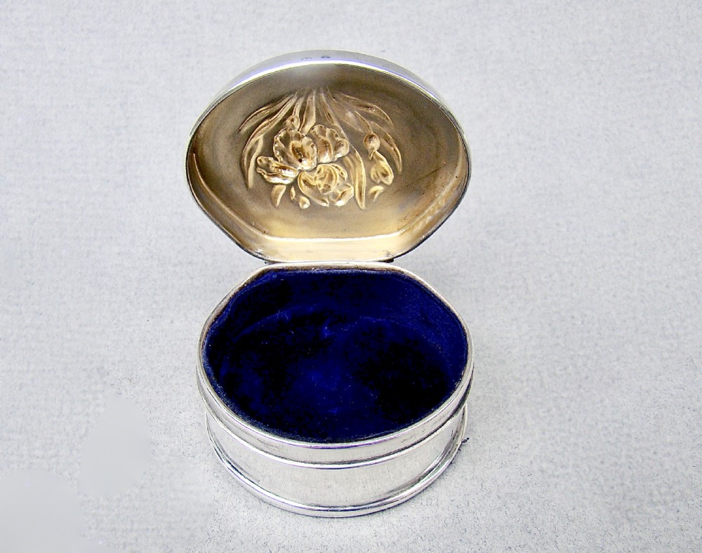 ART NOUVEAU SILVER PILL BOX BY HENRY MATTHEWS, BIRMINGHAM 1909
 View III