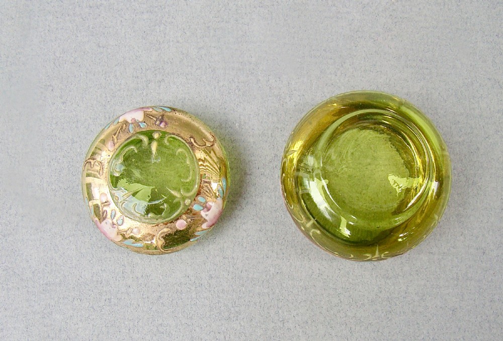 DELIGHTFUL VICTORIAN ENAMELLED GLASS SMALL SIZE TRINKET BOX, CIRCA 1890 View V
