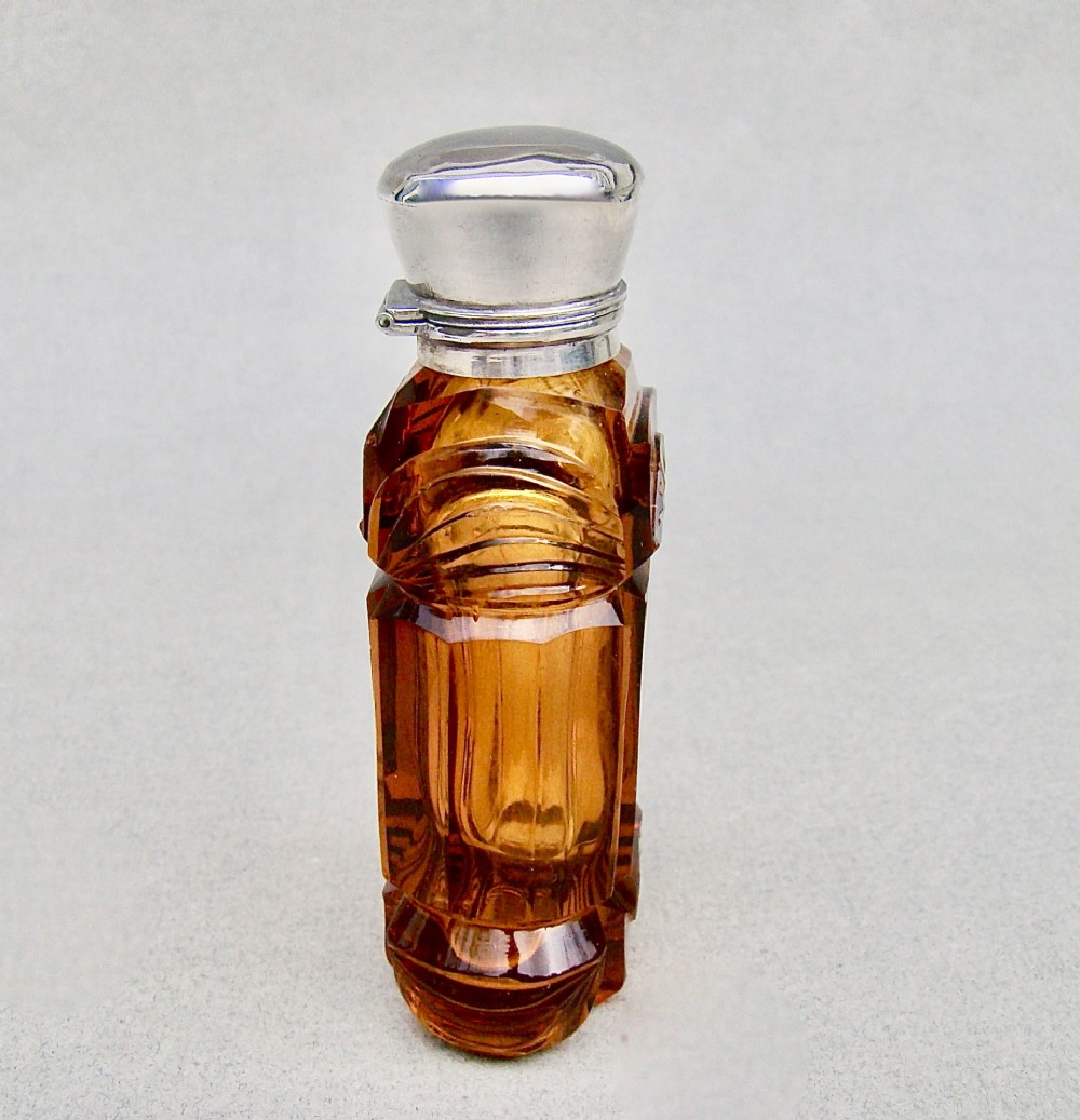 RARE EARLY VICTORIAN SILVER MOUNTED AMBER GLASS SCENT BOTTLE, CIRCA 1860 View II