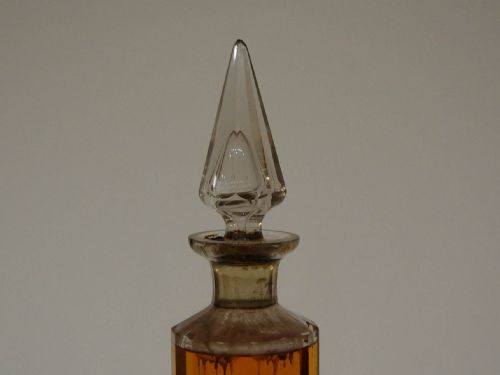 fig 3. Late Victorian Bottle of Mastic Picture Varnish by Winsor & Newton Ltd