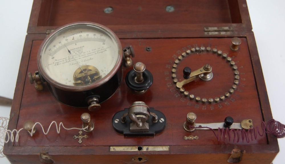 French Wet Cell Electrotherapy Machine by Charles Chardin of Paris View V