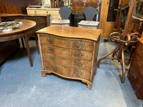 C19TH MAHOGANY CHEST OF DRAWERS OF SERPENTINE OUTLINE - ADDITIONAL PHOTO 2