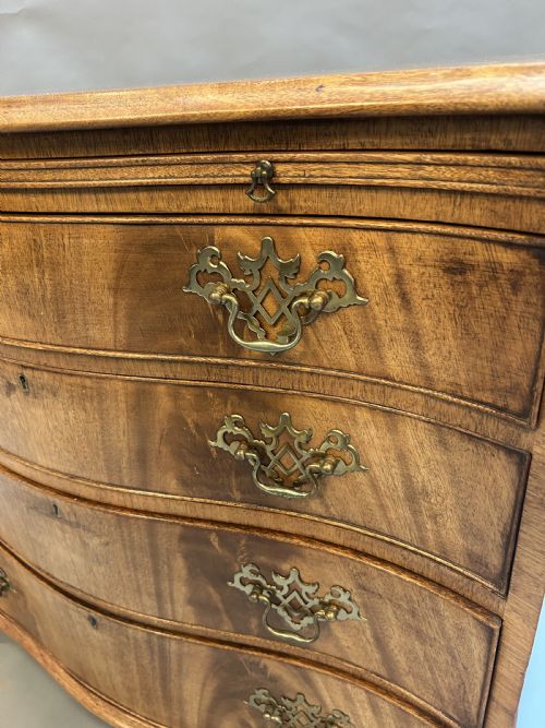 C19TH MAHOGANY CHEST OF DRAWERS OF SERPENTINE OUTLINE - ADDITIONAL PHOTO 3
