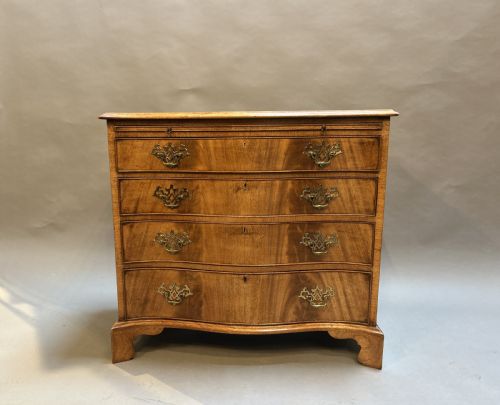 C19TH MAHOGANY CHEST OF DRAWERS OF SERPENTINE OUTLINE - ADDITIONAL PHOTO 4