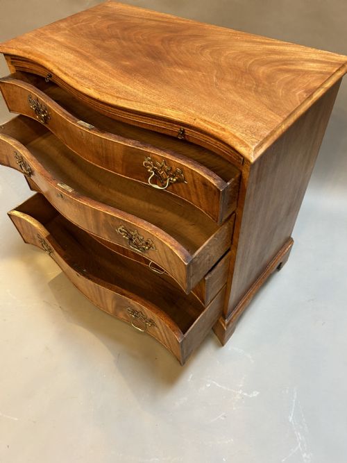 C19TH MAHOGANY CHEST OF DRAWERS OF SERPENTINE OUTLINE - ADDITIONAL PHOTO 5