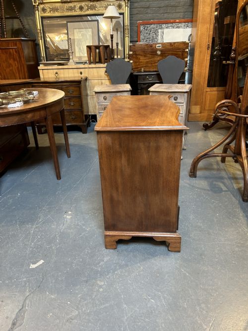 C19TH MAHOGANY CHEST OF DRAWERS OF SERPENTINE OUTLINE - ADDITIONAL PHOTO 9