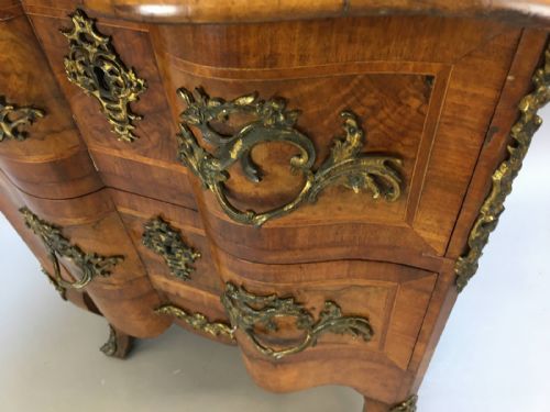 C19TH SMALL WALNUT COMMODE CHEST OF DRAWERS - ADDITIONAL PHOTO 2