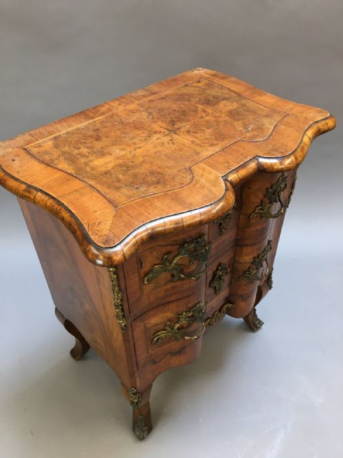 C19TH SMALL WALNUT COMMODE CHEST OF DRAWERS - ADDITIONAL PHOTO 5