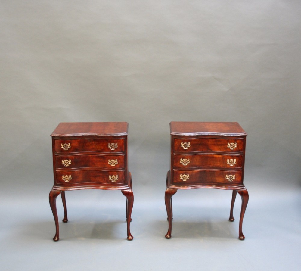 PAIR SIDE TABLE BEDSIDE CHESTS IN THE QUEEN ANNE TASTE