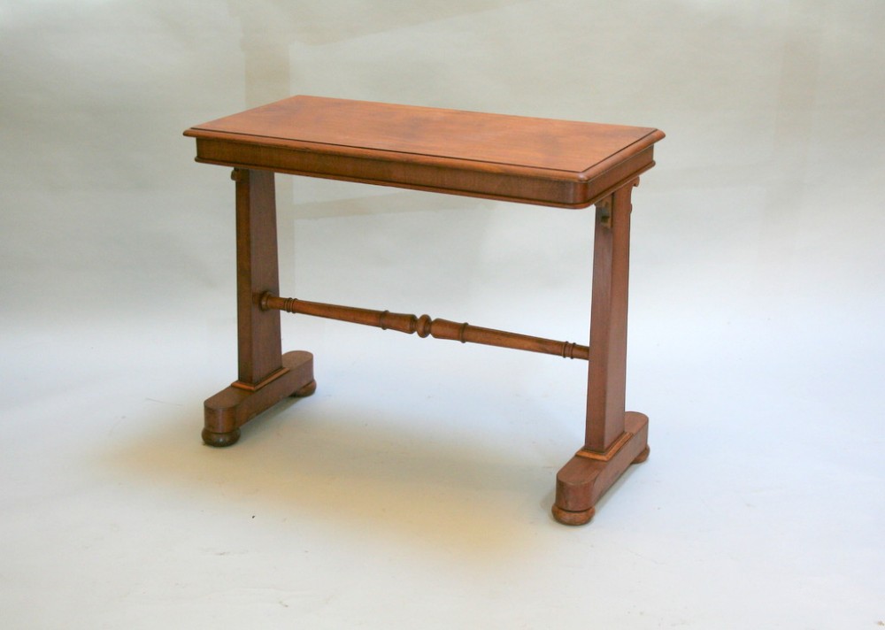 Victorian Mahogany Side occasional lamp Table 