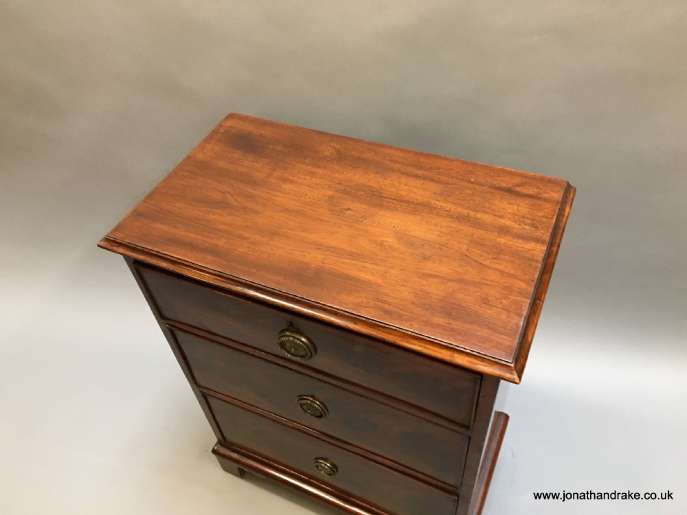 C19th small chest of drawers View II