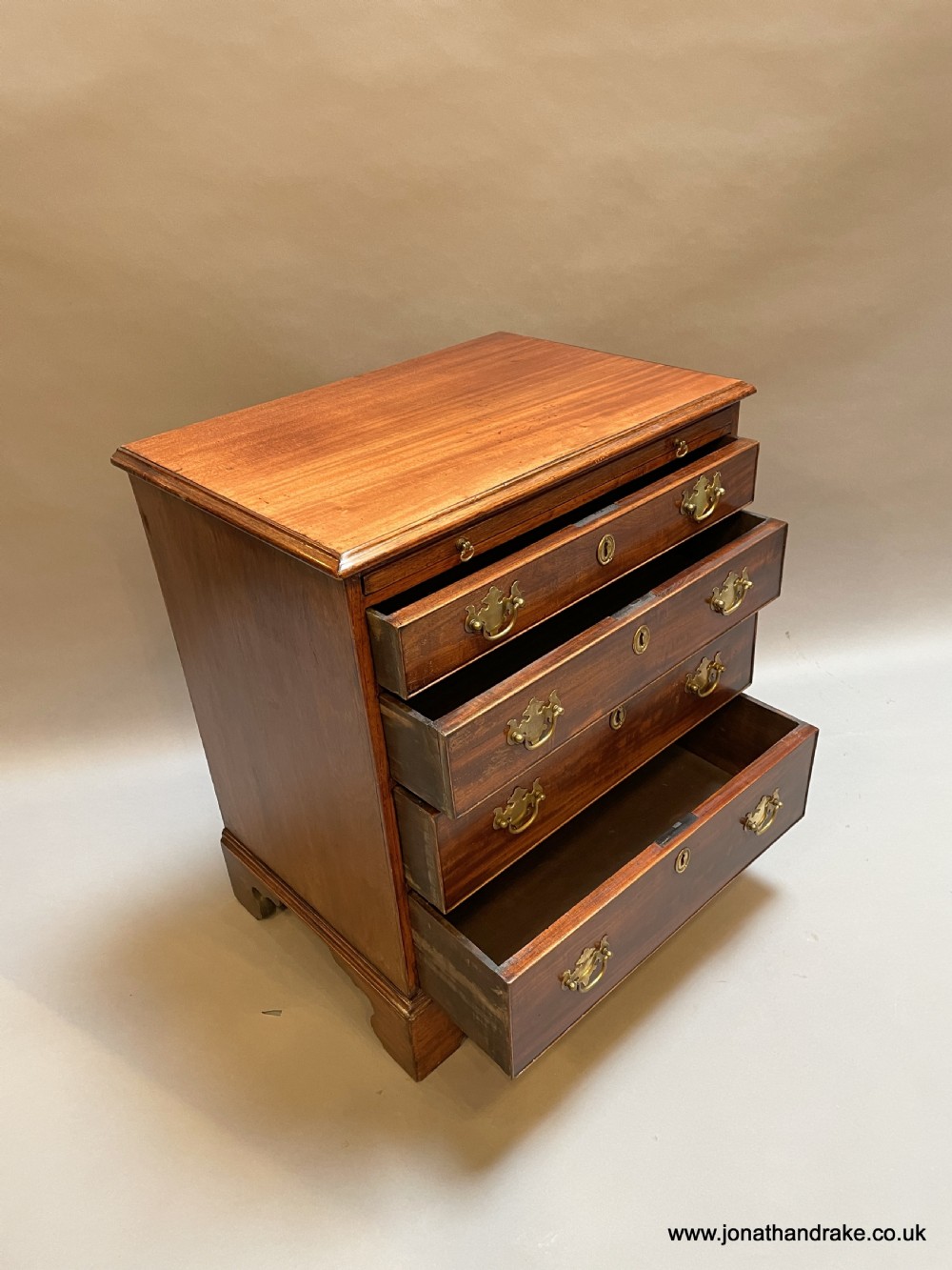 George III small chest of drawers View V