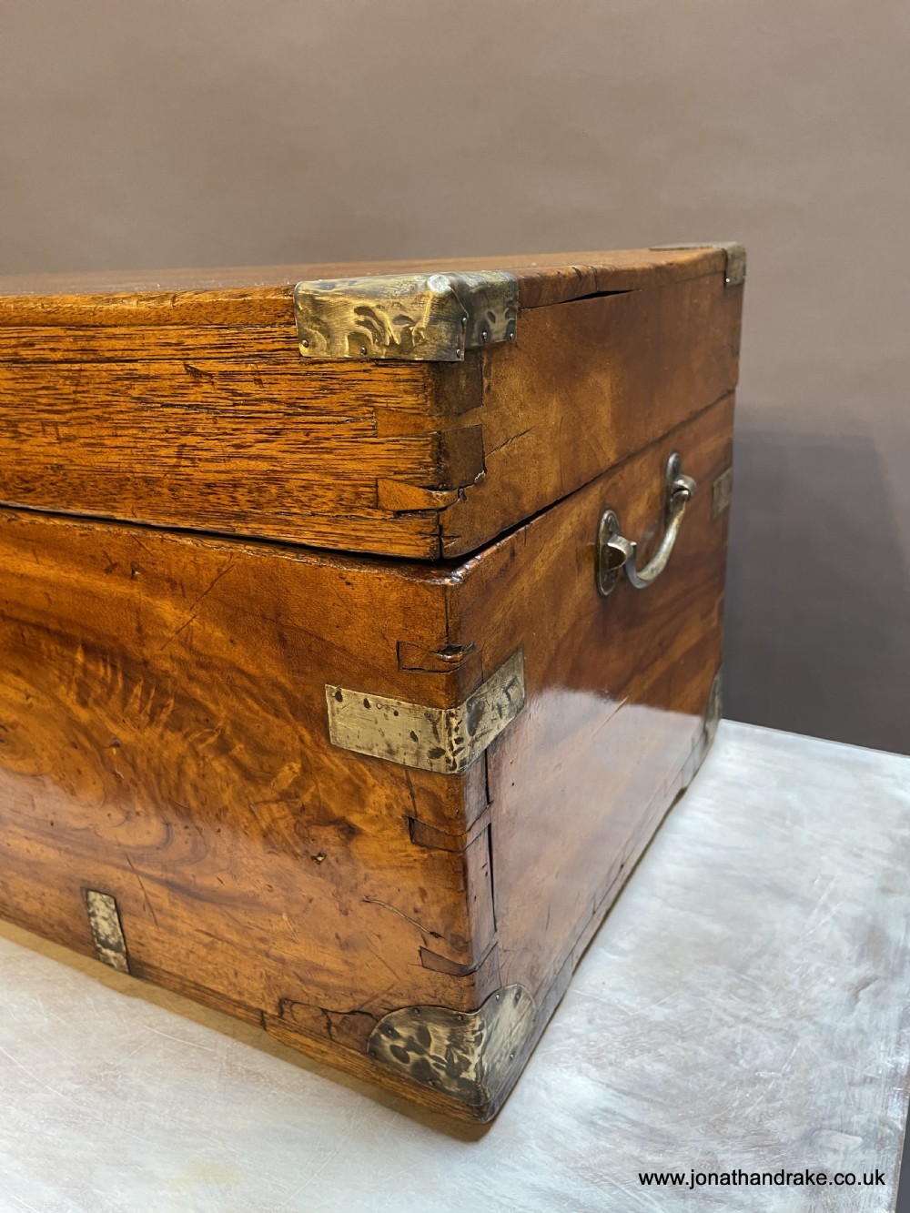 Camphor campaign travel chest View VI