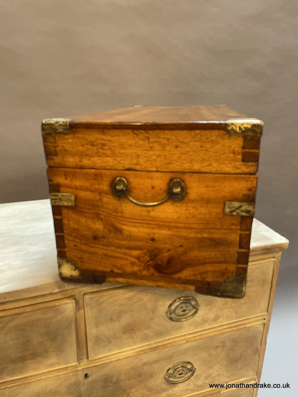 Camphor campaign travel chest View VII