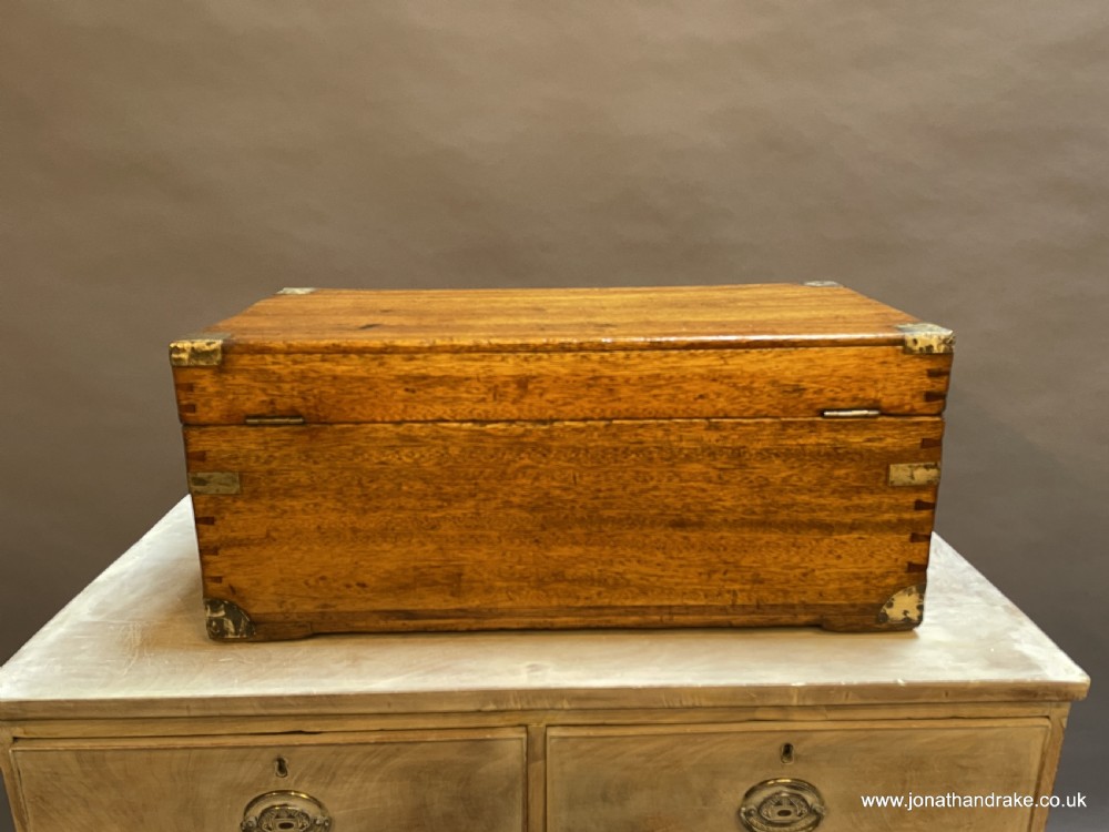 Camphor campaign travel chest View VIII