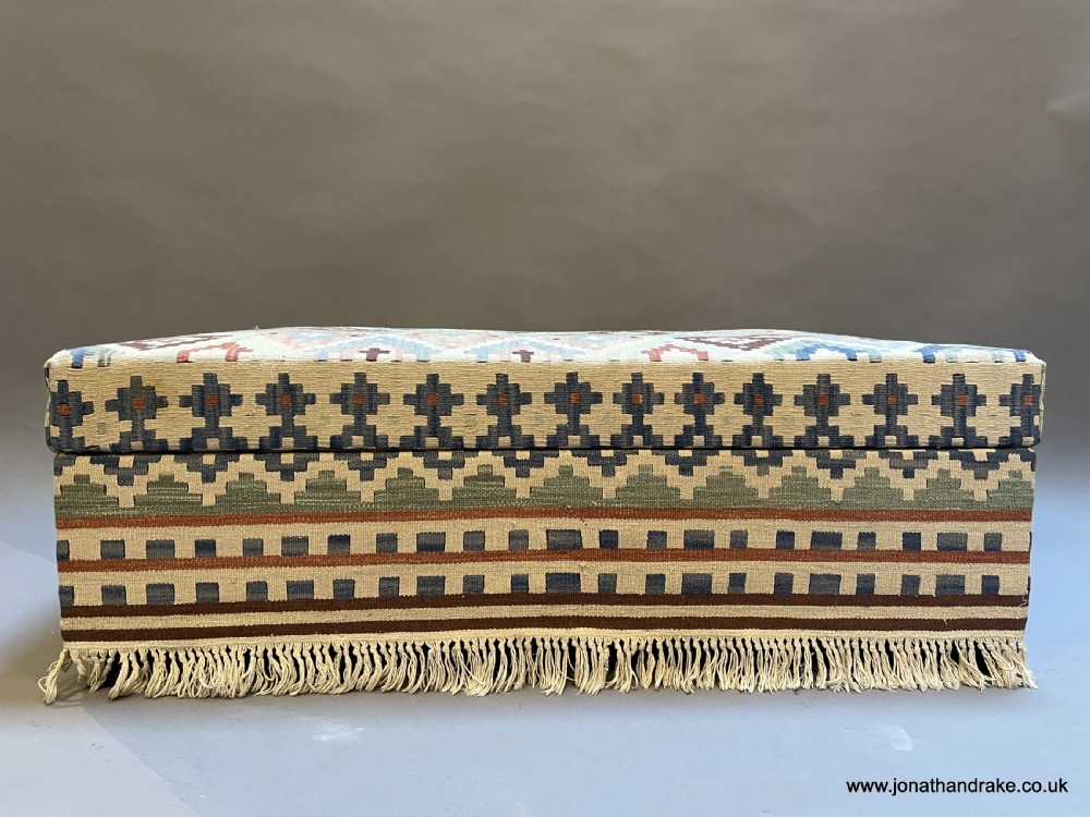 ottoman chest seat View V