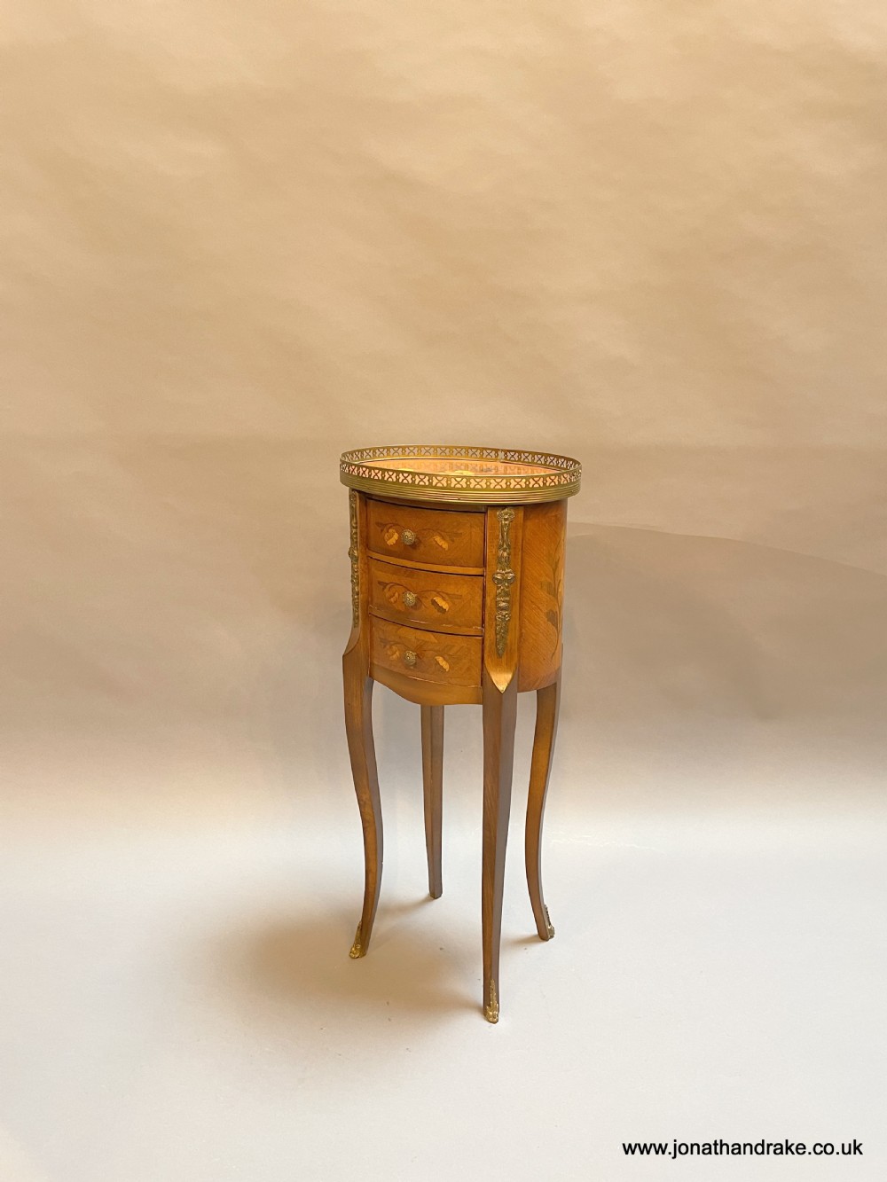 French occasional table View VI