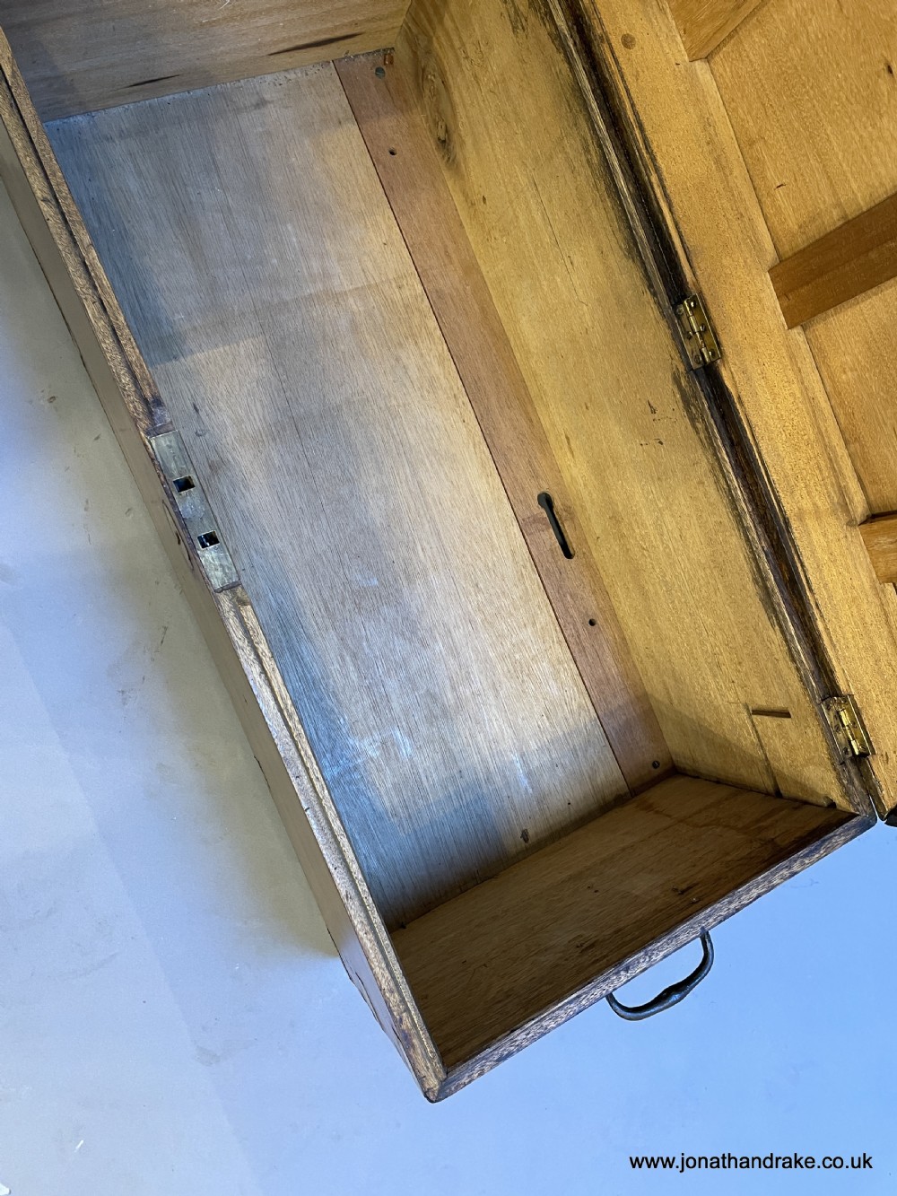 Camphor campaign trunk View VIII