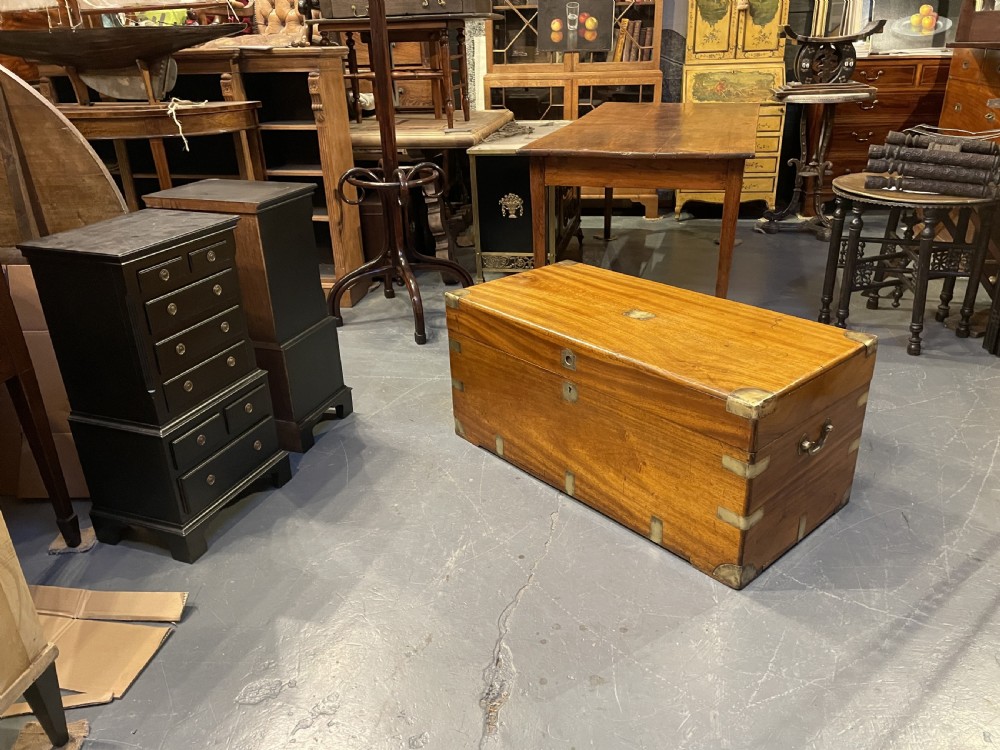 camphor campaign trunk chest View V