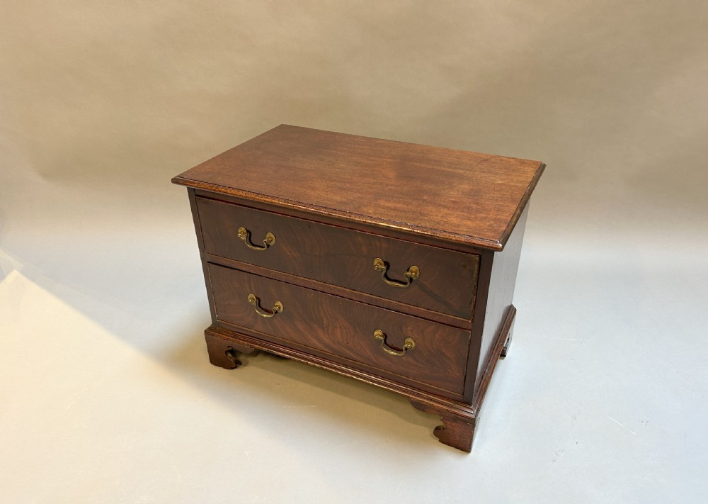 Georgian small chest of drawers