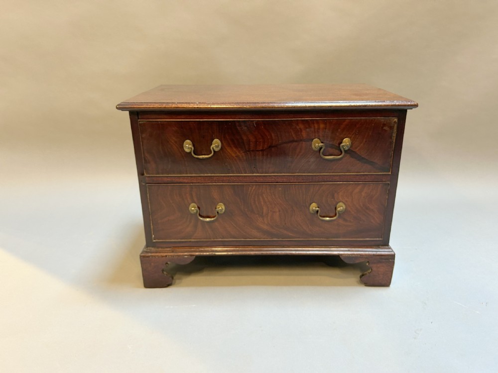 Georgian small chest of drawers View III