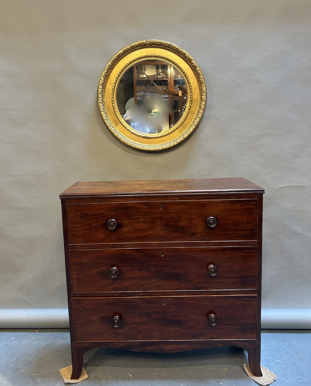 A circular Victorian wall mirror featuring a carved gold gilt frame with moulded gadrooned detail. View II