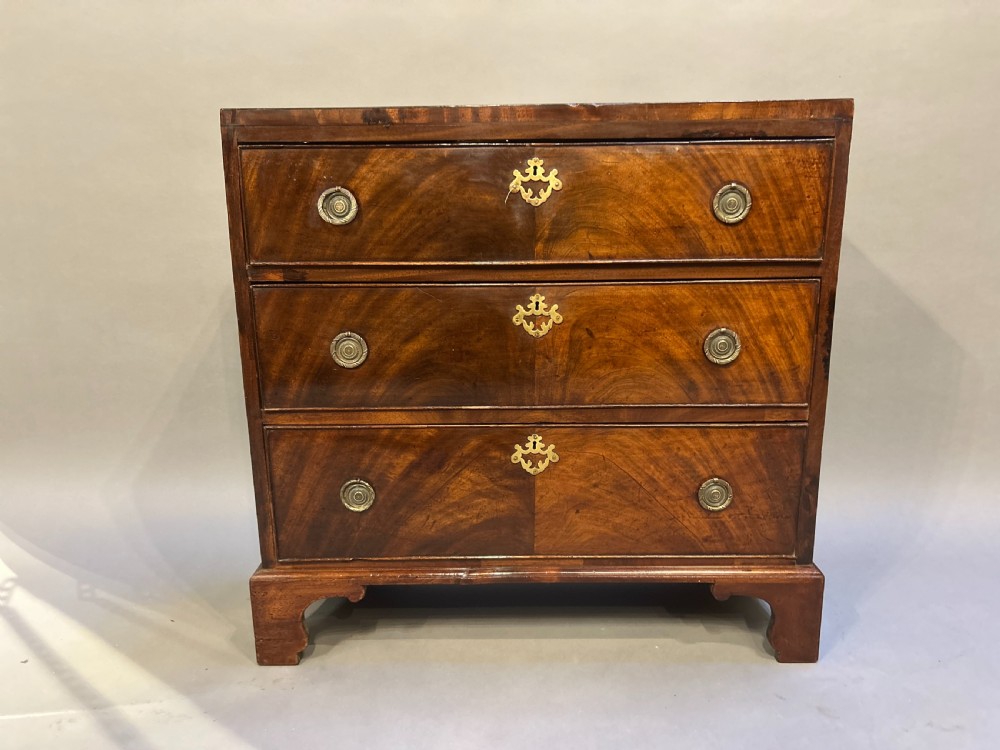 George III  mahogany hall chest of drawers View V