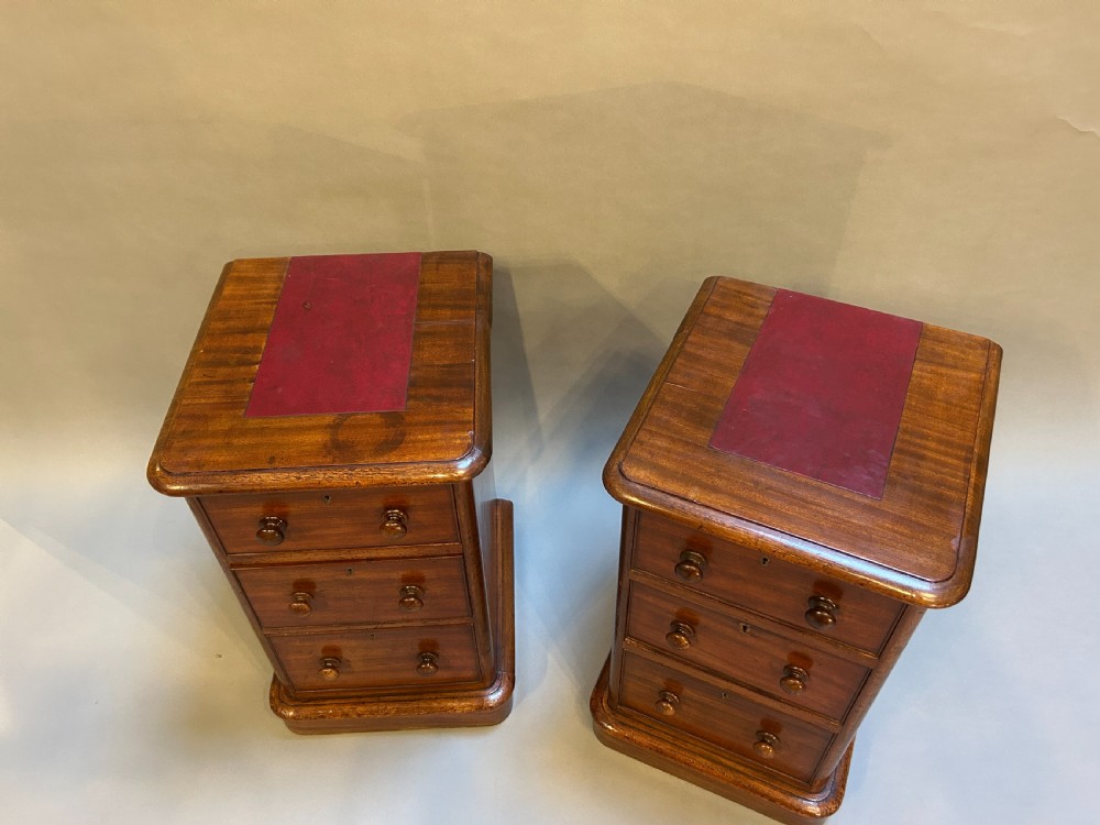 A pair of matching Victorian mahogany bedside chests of drawers featuring inset red leather tops and three drawers with turned wooden knobs. View III