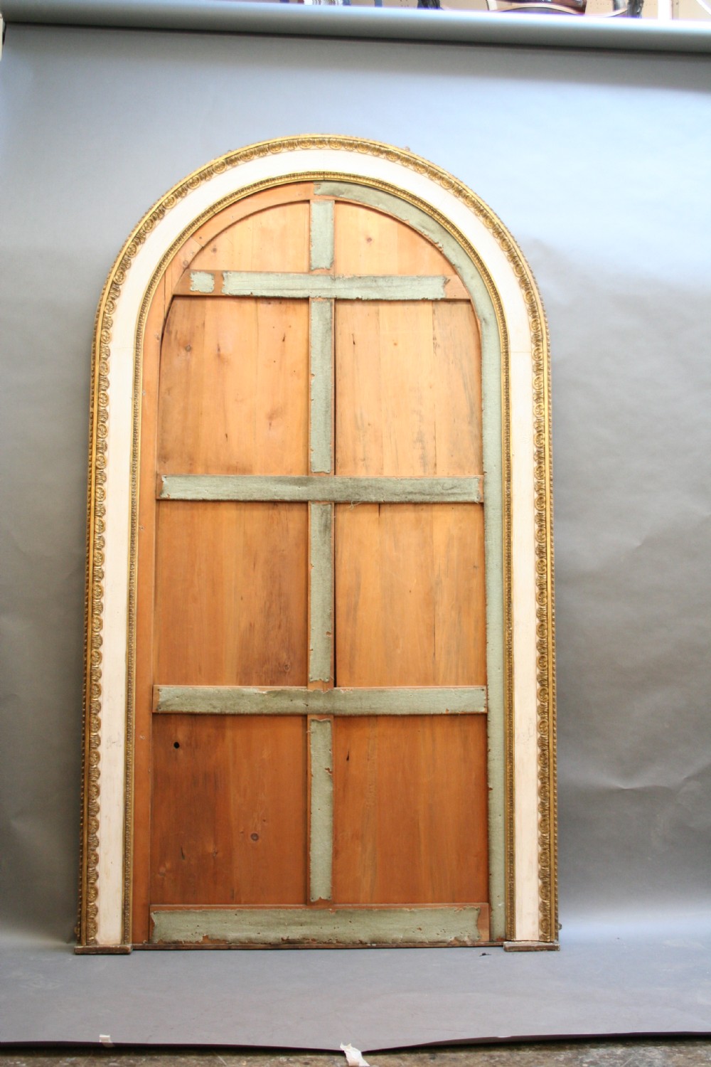 A large nineteenth-century arched pier mirror featuring a gilt and cream frame adorned with egg-and-dart moulding. View III